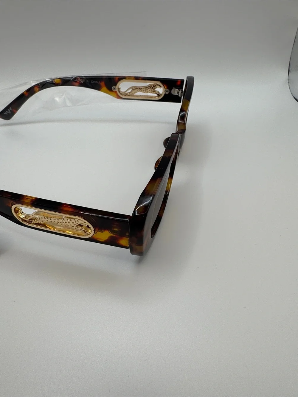 The Unbranded Brand chic tortoiseshell